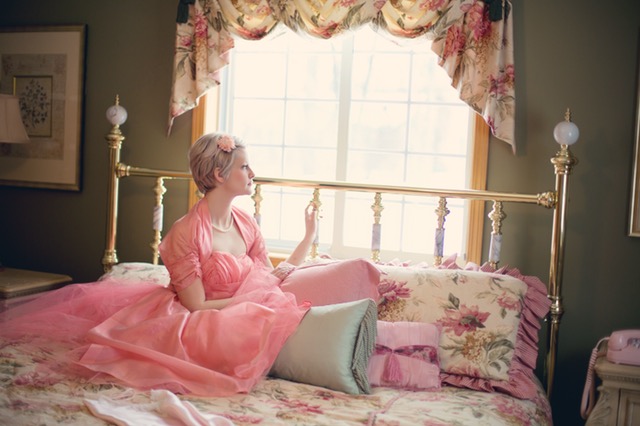 vintage-woman-on-bed-retro-bedroom-37738